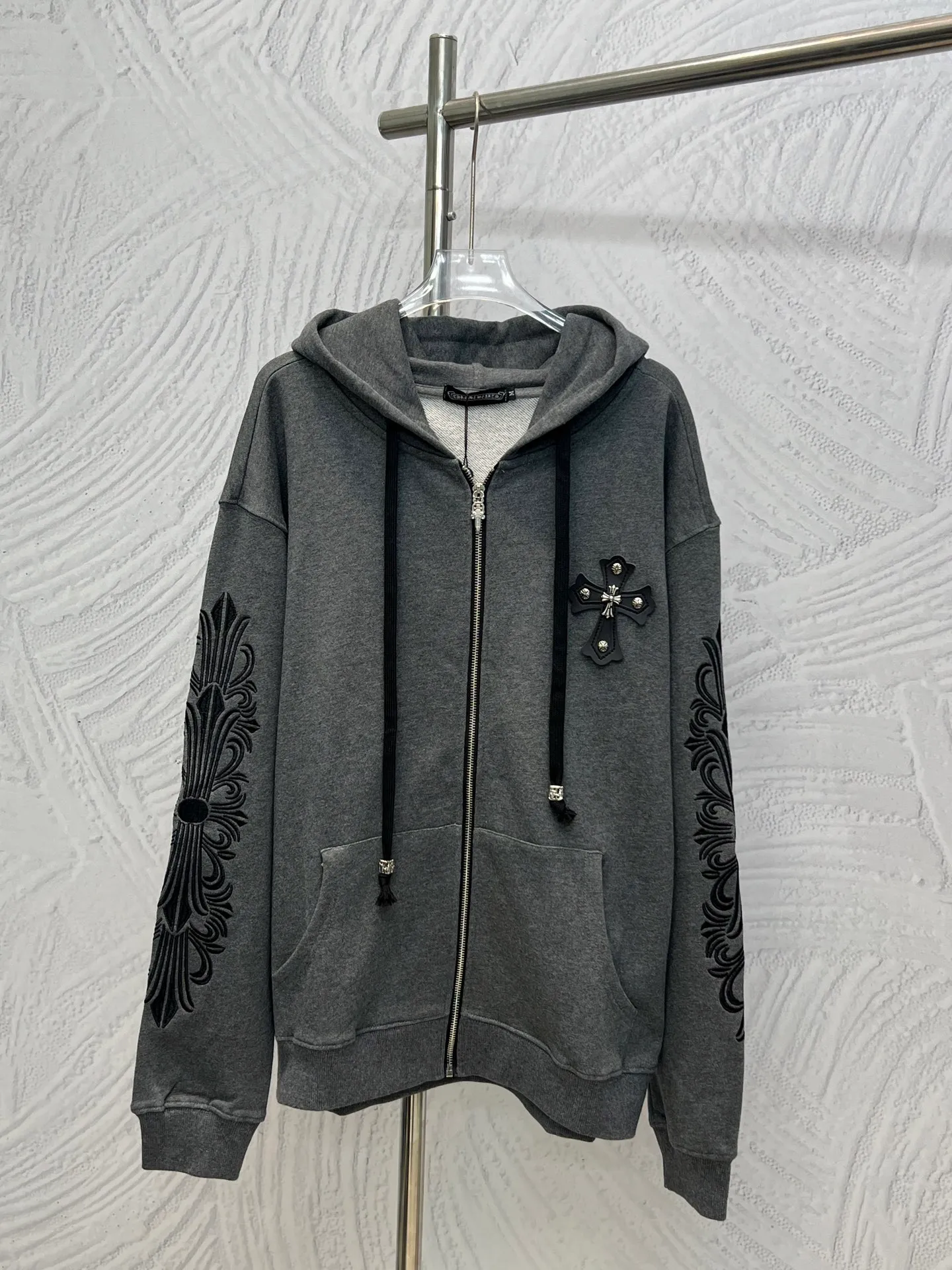 P340 𝗖𝗵𝗿𝗼𝗺𝗲 𝗛𝗲𝗮𝗿𝘁𝘀Cro Heart pure cotton terry zipper hooded jacket, a must-have item for men and women's light luxury commuting, high weight cotton double yarn 380g large terry fabric, fixed and dyed matching ribs, customized full set of accessories, clear letters and perfect restoration without difference. High-end atmosphere and full grade! The entire dress is exclusively customized with heavy craftsmanship, including burnt flower appliqué, leather embroidery and cross craftsmanship, perfectly combined with precise stitching! All wiring is special machine chain double wire, absolutely high quality craftsmanship!  Size: M L XL XXL